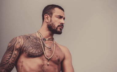 Yakışıklı adam. Mükemmel vücudu olan kaslı bir adam. Abs. Vücut hedefleri. Gri arka plan.