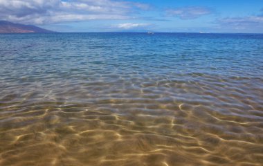 Tropik plaj manzarası. Yaz sahilinden gökyüzü manzaralı deniz manzarası. Kıyı manzarası.