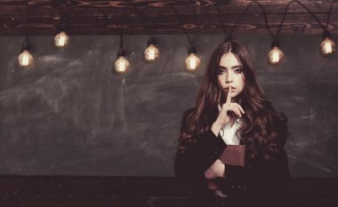 Sevimli kız öğrenci tahtada problem çözme pozu. Dating. Genç okulu. Tahta ya ndaki sarışın kadın.