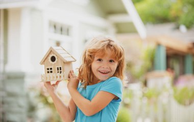Aile evi sigortası konsepti, ev çocukların elinde. Çocuk ev koruması inşa ediyor..