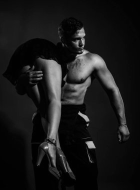 Geceleri seksi genç çift vücudu. Baştan çıkarıcı seksi çift. Kaslı adam çıplak kadını tutuyor..