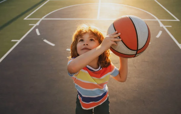 Basket barn träning spel. Aktiva barn livsstil. — Stockfoto