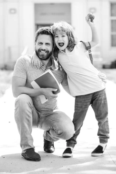 Feliz padre e hijo regresan de la escuela. Escuela, educación de los niños y concepto al aire libre. — Foto de Stock