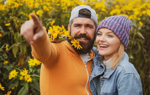 Verliebtes Paar im Herbst Park mit Blumen, sinnliche Liebhaber umarmen und umarmen. — Stockfoto