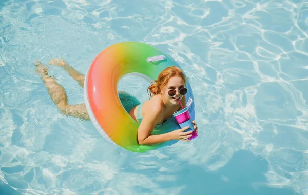 Vacanze estive. Mi godo l'abbronzatura. Donna in costume da bagno su cerchio gonfiabile in piscina. — Foto Stock