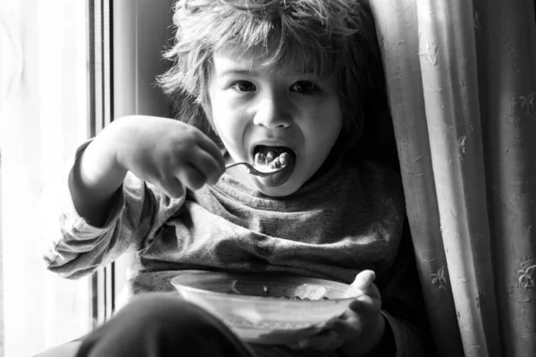Aç çocuk yemek yiyor. Çocuk sağlıklı yiyecekler yiyor. Küçük tatlı çocuk öğle yemeğinde çorba içiyor. Çocuklar için sağlıklı beslenme. — Stok fotoğraf