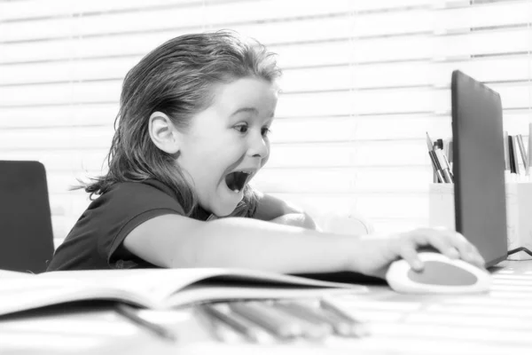 Schooljongen leerling kind studeren online met behulp van laptop. Kind dat online school bezoekt met behulp van computer. — Stockfoto