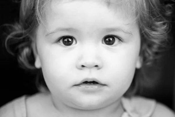 Retrato de bebé caucasiano de perto. Cara de crianças. — Fotografia de Stock