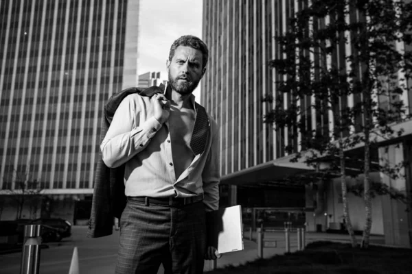 Retrato de um homem de negócios sexy elegante. Homem modelo em terno e camisa desabotoada ao ar livre. — Fotografia de Stock