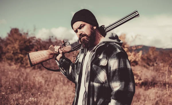 Hunter with shotgun gun on hunt. Gun rifle. — Stock Photo, Image