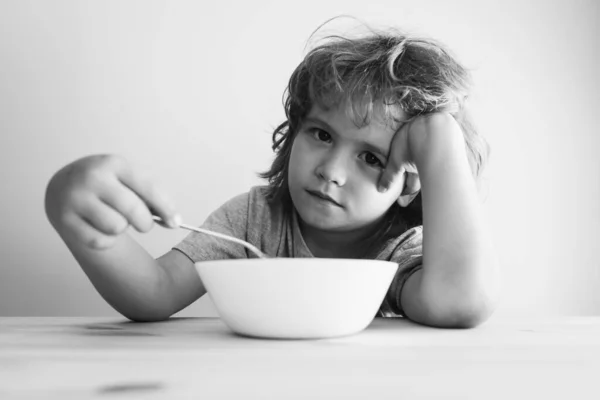 Pojken vill inte äta pasta med kotlett. Pojken vill inte äta.. — Stockfoto
