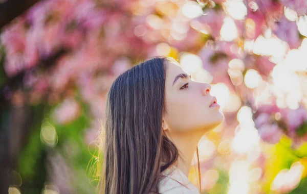 Mooie jonge vrouw poseren buiten. Stijlvol meisje in zomerse casual outfit. Outdoor vrouwelijk portret. — Stockfoto