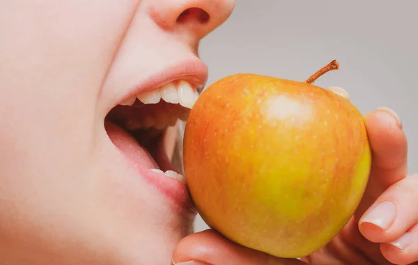 Dientes sanos y manzana. Cuidado dental. Mujer mordiendo una manzana. Boca de cerca. — Foto de Stock