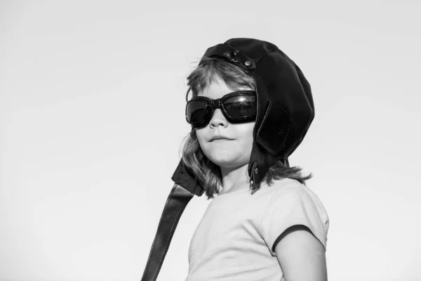 Niños con casco piloto y gafas, retrato de cabeza de un niño lindo. Niños sueñan. — Foto de Stock