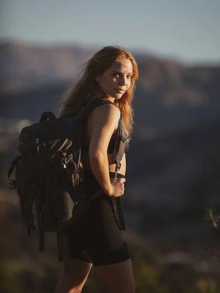 Žena cestující se dívá na sopku Batur. Indonésie. Žena turistka s batohem v horách. Děvče na kopci na panoramatickém místě. Backpacking cestovní ruch koncept. — Stock fotografie