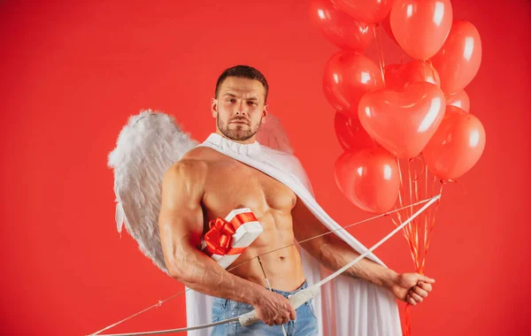 Día de San Valentín masculino. Hombre ángel sexy con alas de ángeles. Flecha de amor, Cupido, Amor. 14 de febrero. Aislado sobre rojo. — Foto de Stock