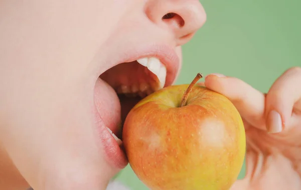 Tandvård. Friska vita tänder nära med ett äpple. — Stockfoto