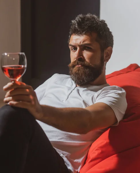 Vino. Bere vino rosso. Un uomo con l'alcol. Festeggia da solo a casa. Sommelier. — Foto Stock