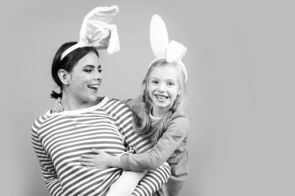 Irmãs da Páscoa. Feliz infância. Meninas com orelhas de coelho. Caça aos ovos. Férias tradicionais primavera. — Fotografia de Stock