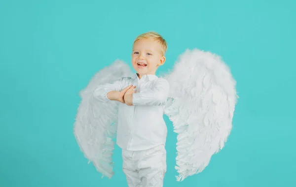 Criança bonito com asas de anjo, isolado em azul. — Fotografia de Stock