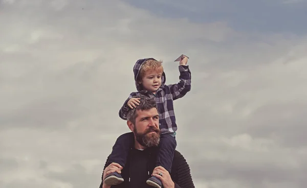 Vader en zoon spelen samen. Vader en zijn zoon spelen buiten. Jeugd. Vrijheid om te dromen - Vreugdevolle jongen spelen met papieren vliegtuig. — Stockfoto