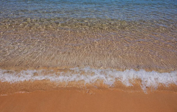 해변 배경. 모래사장의 아름다운 바 다 물결 이 고요하다. 열대 바다 해변에서 바라본 바 다. — 스톡 사진