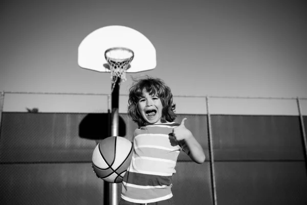 Basketbal kinderen trainingsspel. Portret van sportief gelukkig kind, duimen omhoog. — Stockfoto