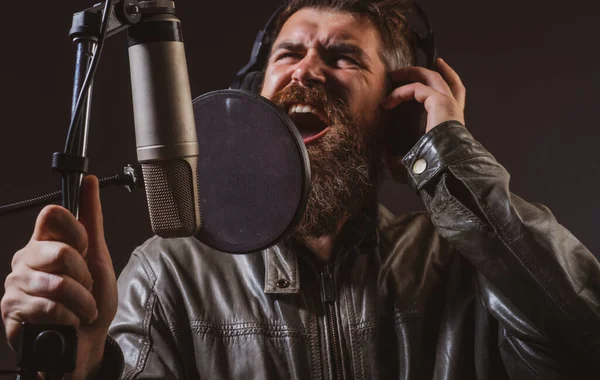 Człowiek z mikrofonem śpiewający piosenkę. Muzyk w sali muzycznej. Śmieszny facet śpiewający w karaoke. — Zdjęcie stockowe