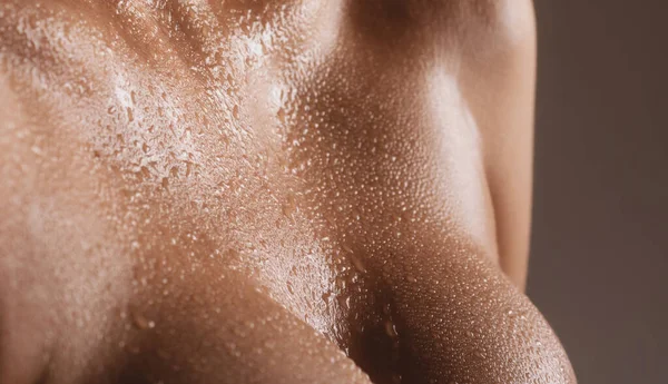 Kobiety z mokrymi piersiami. Seksowne piersi, cycki, zmysłowe piękne szczupłe kobiece ciało. zbliżenie z sexy kobieta cycek. — Zdjęcie stockowe