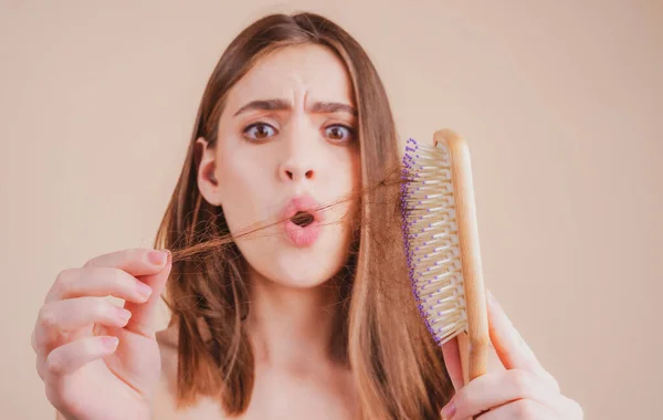 Chica triste mirando el cabello dañado, el problema de la pérdida de cabello. Espacio aislado, copia. —  Fotos de Stock