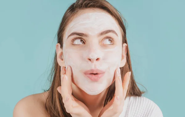 Gezichtsmasker, gezichtsmasker. Grappige vrouw met cosmetische gezichtsbehandeling, spa huidconcept. Schoonheidsbehandeling voor de huid. Cosmetologie en spa. — Stockfoto