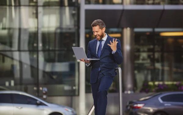 Πορτρέτο του ενθουσιασμένου επιχειρηματία χρησιμοποιώντας φορητό υπολογιστή εξωτερική. — Φωτογραφία Αρχείου