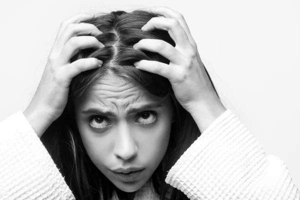 Γυναίκα με πρόβλημα στα μαλλιά. Η γυναίκα φαίνεται σοκαρισμένη με τα χαμένα μαλλιά της. φαλακρός και την έννοια της θεραπείας μαλλιών. — Φωτογραφία Αρχείου