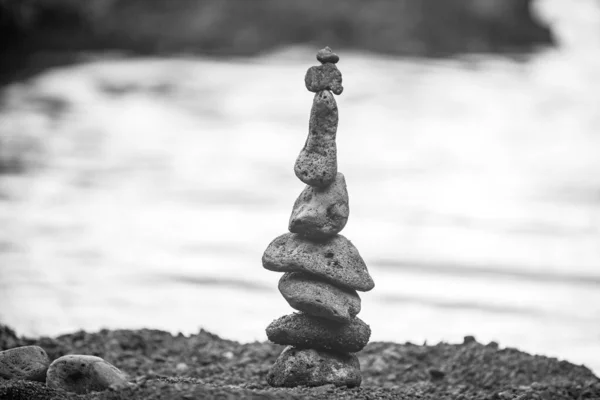 Pyramid av småsten på stranden. Livets balans och harmoni koncept. Balanserande karaktär. — Stockfoto