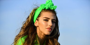 Pankart ya da web sitesi başlığı olarak güzel kadın yüzü olan bahar tasarımı, kopyalama alanı. Bahar doğal makyaj. Moda, dışarıda güzel bir kadın. Güzellik ve özen. Güneşli portre.