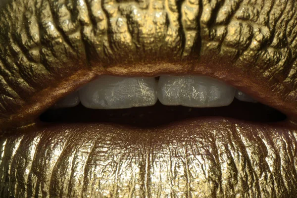 Kosmetika och make-up. Makro stänga upp guldläppar läppstift och glans. Sexiga och sensuella läppar. Gyllene läppar närbild. — Stockfoto