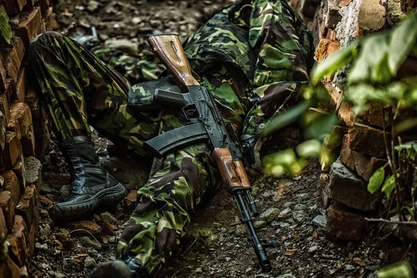 Soldados rusos o ucranianos muertos. Soldado muerto. Batalla de los militares en la guerra. Soldado militar u oficial con armas. — Foto de Stock