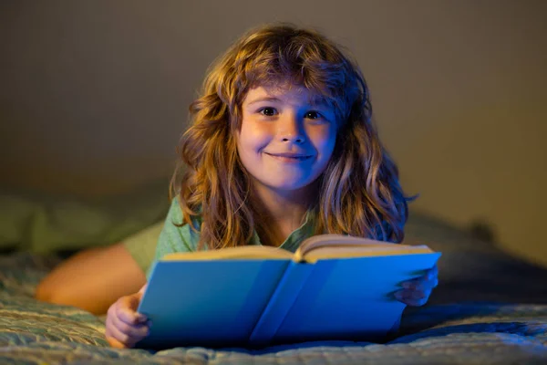 Criança a ler livros. Crianças lendo história. Menino feliz lendo livros, brincando em casa, lê histórias ou contos de fadas. — Fotografia de Stock