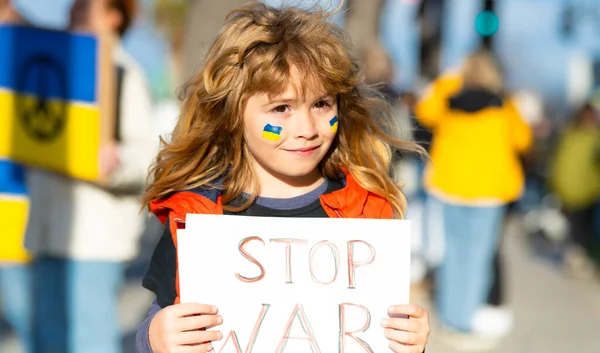 Embarque Não há guerra, pare a guerra. Pequenos filhos patriotas ucranianos. Estante mundial com a Ucrânia. — Fotografia de Stock