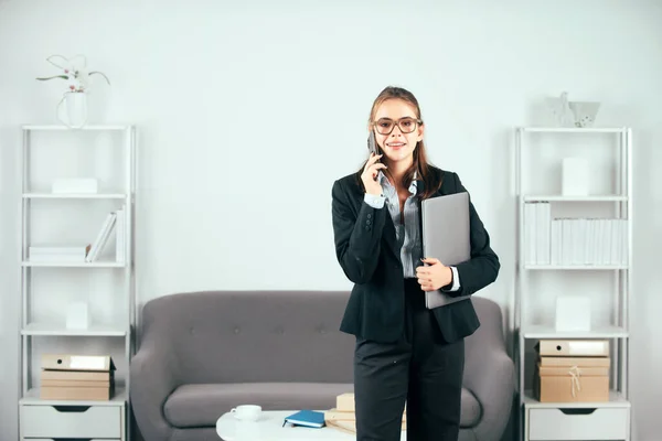 Secretário atender telefone no escritório.Retrato de jovem empresária contador em desgaste formal no local de trabalho do escritório. Gestor feminino bem sucedido, bela secretária menina. — Fotografia de Stock