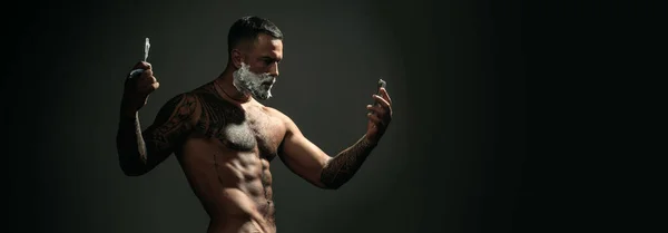 Seksi sakallı adam tıraş oluyor. Traş makinesi olan berber, berber dükkanı. Berber dükkanında tıraş olmak. Şablon web pankartı tasarımı. Tıraş köpüğü, köpük. Web sayfası başlığı için yatay pankart. — Stok fotoğraf