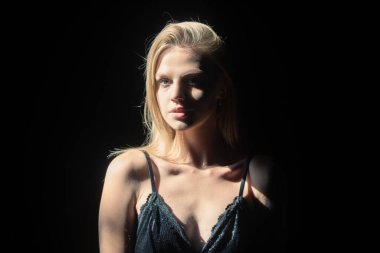 Güzel yüzünde gölgeler olan şehvetli bir kadın. Güzel, kapkara giyinmiş güzel bir kızın yakın yüzü..