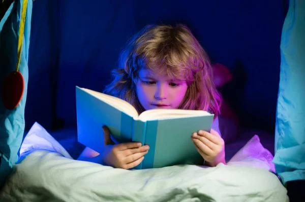 Niño leyendo un libro. Primer plano del retrato de niños leyendo historia. Niño soñando leer cuentos, cuentos de hadas o cuentos de hadas. —  Fotos de Stock