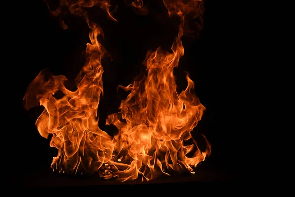 Feurige Textur auf schwarzem Hintergrund. Abstraktes Feuer Flammenhintergrund, großes brennendes Feuer. — Stockfoto