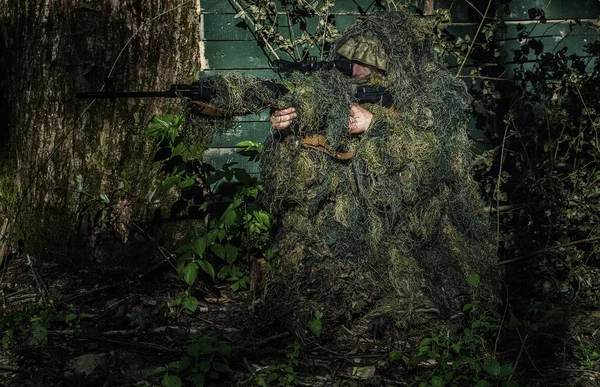 Sniper a tué des soldats ukrainiens. Bataille de l'armée dans la guerre. Soldat militaire ou officier armé. — Photo