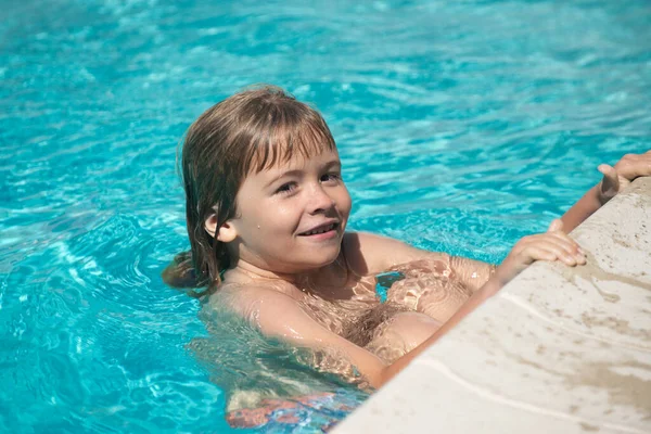 Chłopiec pływa w basenie. Koncepcja wakacji dla dzieci. — Zdjęcie stockowe