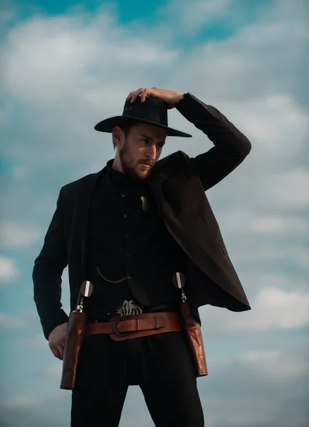 Ropa del oeste vaquero sale