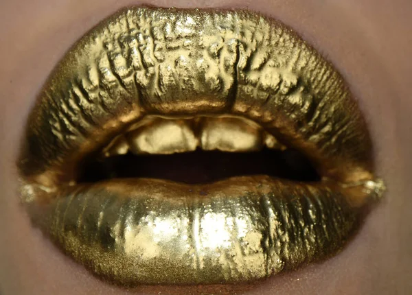 Altın ruj yakın plan. Metal makyajlı dudaklar. — Stok fotoğraf