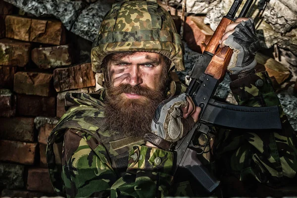 Rus ya da Ukraynalı tüfekli askerler. Rusya Ukrayna askerine karşı. Ukrayna savaşı. Askeri çatışma, jeopolitik kavram.