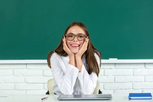 Vrouwelijke student aan de universiteit, schoolonderwijs, Jonge vrouw studeren in college klaslokaal. Gelukkig schoolmeisje. — Stockfoto